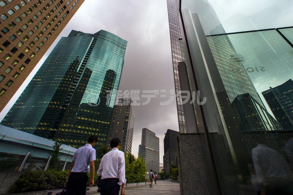 東京都内のオフィス街。企業の業績見通しはいかに…＝２０１５年８月２０日（ロイター）