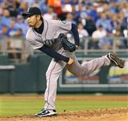ロイヤルズ戦に先発し、７回を３安打無失点で９勝目を挙げたマリナーズ・岩隈（いわくま）久志＝２０１５年９月２２日、米ミズーリ州カンザスシティー（共同）