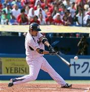 三回、２点本塁打を放ったヤクルト・畠山（はたけやま）和洋＝２０１５年９月２３日、東京都新宿区の神宮球場（塩浦孝明撮影）
