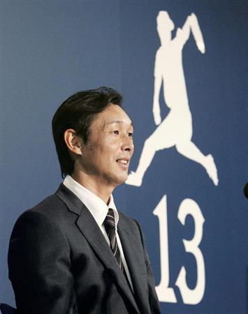 現役引退の記者会見をする西武の西口文也投手＝２０１５年９月２３日、埼玉県所沢市の球団事務所（共同）