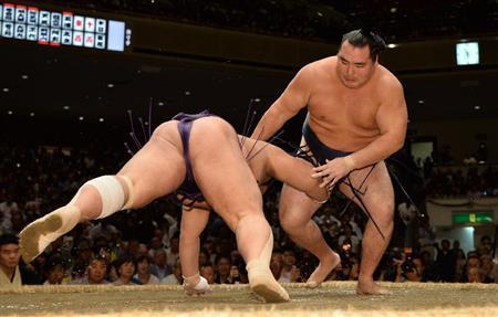 大相撲秋場所１１日目、横綱の鶴竜（かくりゅう）がはたきこみで栃煌山（とちおうざん）を破る＝２０１５年９月２３日、東京都墨田区・両国国技館（納冨康撮影）