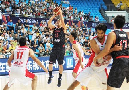 日本－イラン戦の第２クオーター、シュートを放つ古川孝敏＝２０１５年９月２３日、中国・湖南省長沙市（共同）