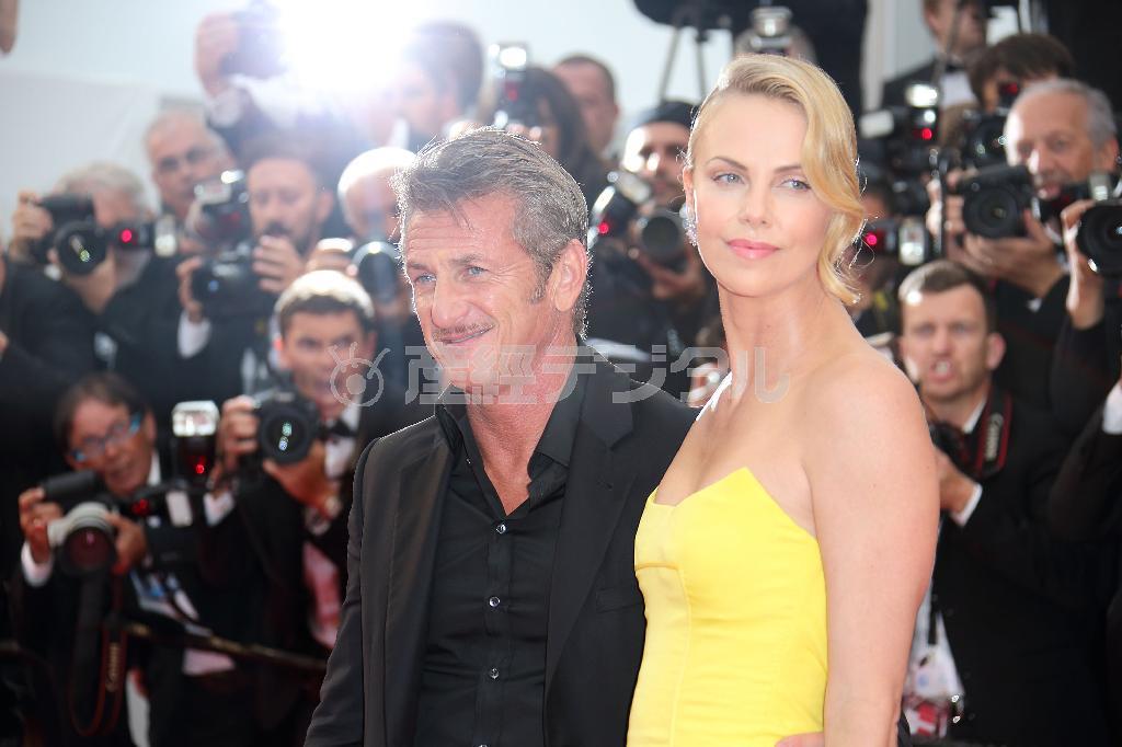 今年５月、婚約していた米女優、シャーリーズ・セロンさん（右）とレッドカーペットを仲むつまじく歩くショーン・ペンさん＝２０１５年５月１４日、フランス・カンヌ（ゲッティ＝共同）