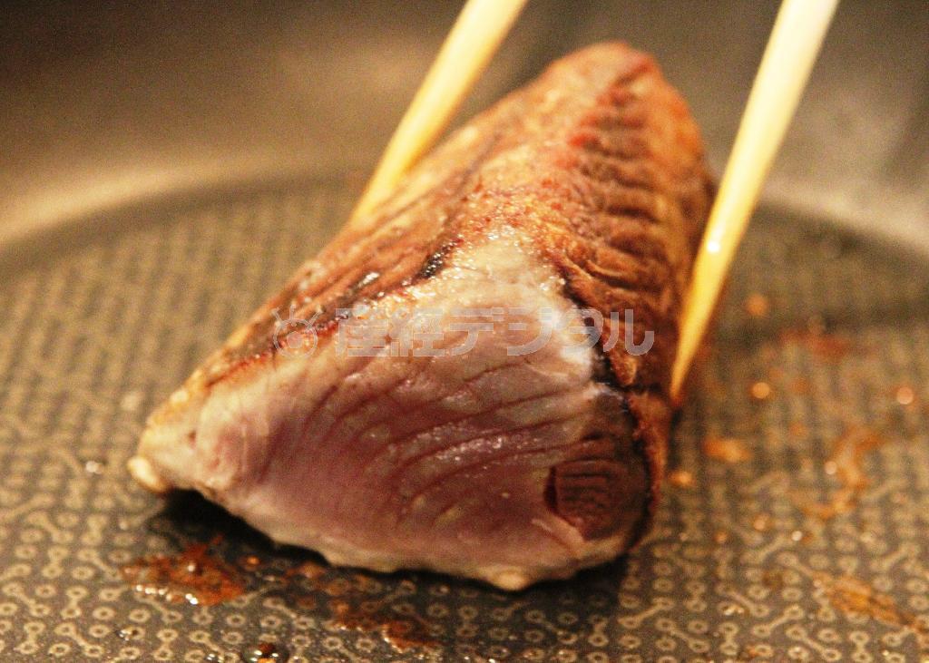 カツオの粒マスタード仕立て（作り方３）＿＿同じフライパンに残りのオリーブ油を入れ、（作り方１：調理したカツオ）に小麦粉を薄くまぶし、表面をカリッと焼き、厚めに切る。