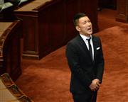 一人牛歩で投票に臨む山本太郎氏。山崎正昭参院議長から速やかに投票するよう促され、「投票します！」と宣言した＝１８日、国会・参院本会議場（酒巻俊介撮影）