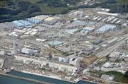 汚染水などを保管するタンクで敷地が埋め尽くされた東京電力福島第１原発＝８月（共同通信社ヘリから）