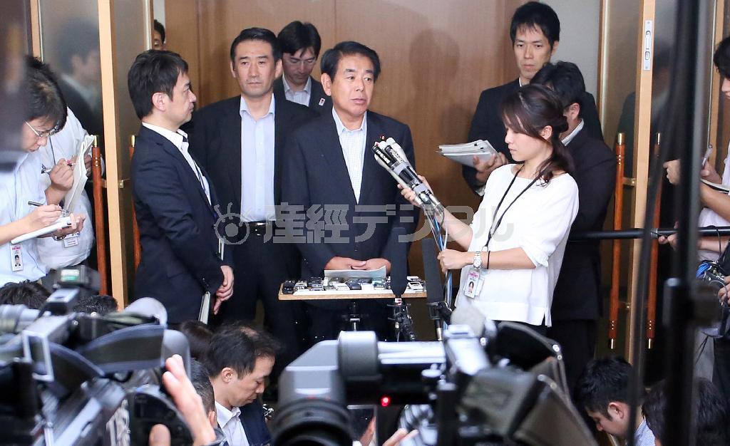 報告書を受領したのち、会見する下村博文（しもむら・はくぶん）文科相（中央）＝２０１５年９月２４日午後、東京都千代田区霞が関の文科省（長尾みなみ撮影）