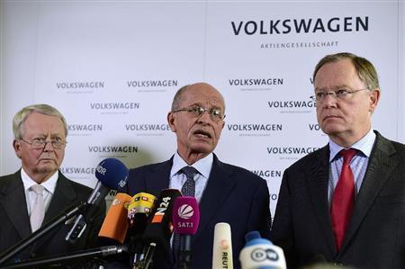 マルティン・ウィンターコルン会長の辞意表明を発表するフォルクスワーゲンの監査役会メンバー＝２０１５年９月２３日、ドイツ・ニーダーザクセン州ウォルフスブルク（ゲッティ＝共同）