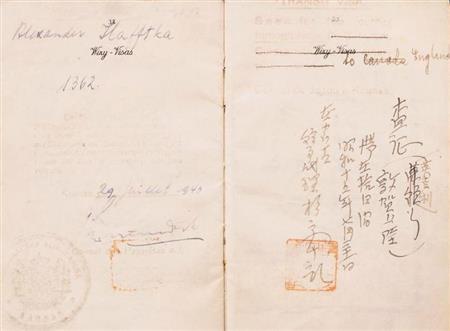 外交官、杉原千畝（ちうね）氏が手書きした査証が記載されたパスポート（共同）