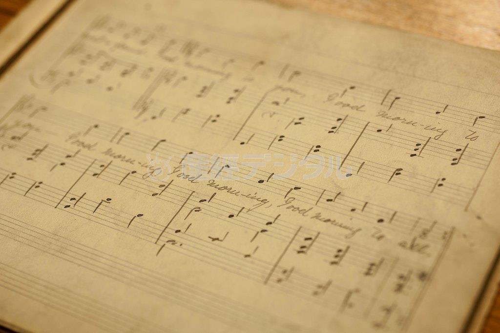 米ケンタッキー州のルイビル大学で保存されている「ハッピーバースデー・トゥー・ユー」の原曲の楽譜＝２０１５年８月３１日（ロイター）
