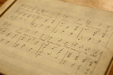 米ケンタッキー州のルイビル大学で保存されている「ハッピーバースデー・トゥー・ユー」の原曲の楽譜＝２０１５年８月３１日（ロイター）
