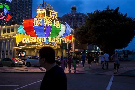 マカオの代表的な老舗カジノ「カジノ・リスボア」の前を通り過ぎて行く中国本土からの観光客。中国の景気低迷と習近平指導部が進める反腐敗運動の影響で、マカオのカジノからは上客がすっかり姿を消してしまった＝２０１５年８月２９日、中国・マカオ（ロイター）