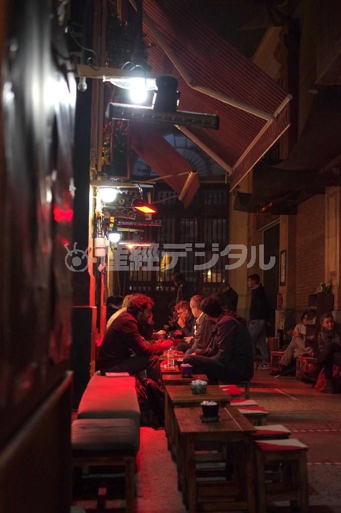 路地裏で見つけた怪しげなカフェ。人々は集い、何を話すのだろう＝２０１４年１２月１２日、トルコ（井浦新さん撮影）