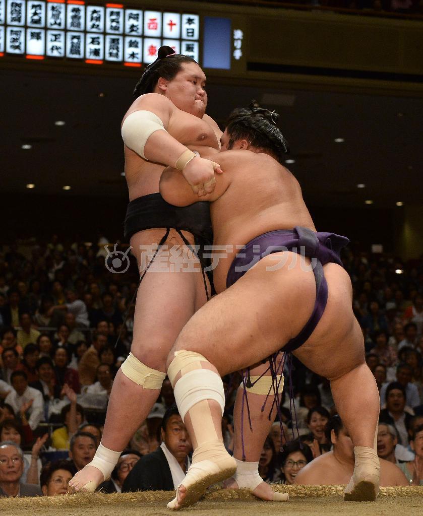 栃煌山（とちおうざん）に寄り切りで破れ、照ノ富士（左）は今場所初黒星を喫した＝２０１５年９月２４日、東京都墨田区の両国国技館（納冨康撮影）