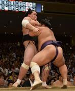 栃煌山（とちおうざん）に寄り切りで破れ、照ノ富士（左）は今場所初黒星を喫した＝２０１５年９月２４日、東京都墨田区の両国国技館（納冨康撮影）