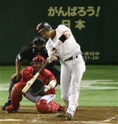四回裏、先制２点本塁打を放つ巨人・坂本勇人＝２０１５年９月２４日、東京都文京区の東京ドーム（春名中撮影）