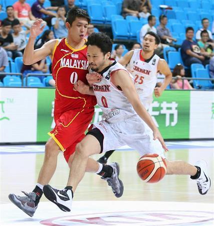 第３クオーター、ドリブルで攻め込む田臥（たぶせ）勇太（右）＝２０１５年９月２４日、中国・湖北省長沙市（共同）