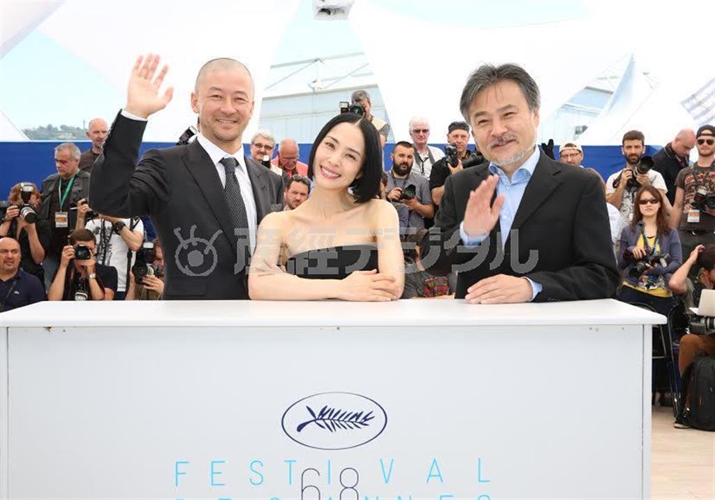 第６８回カンヌ国際映画祭に出席した（左から）浅野忠信（ただのぶ）さん、深津絵里さん、黒沢清監督＝２０１５年６月、フランス・カンヌ。（Ｃ）Ｋａｚｕｋｏ＿Ｗａｋａｙａｍａ