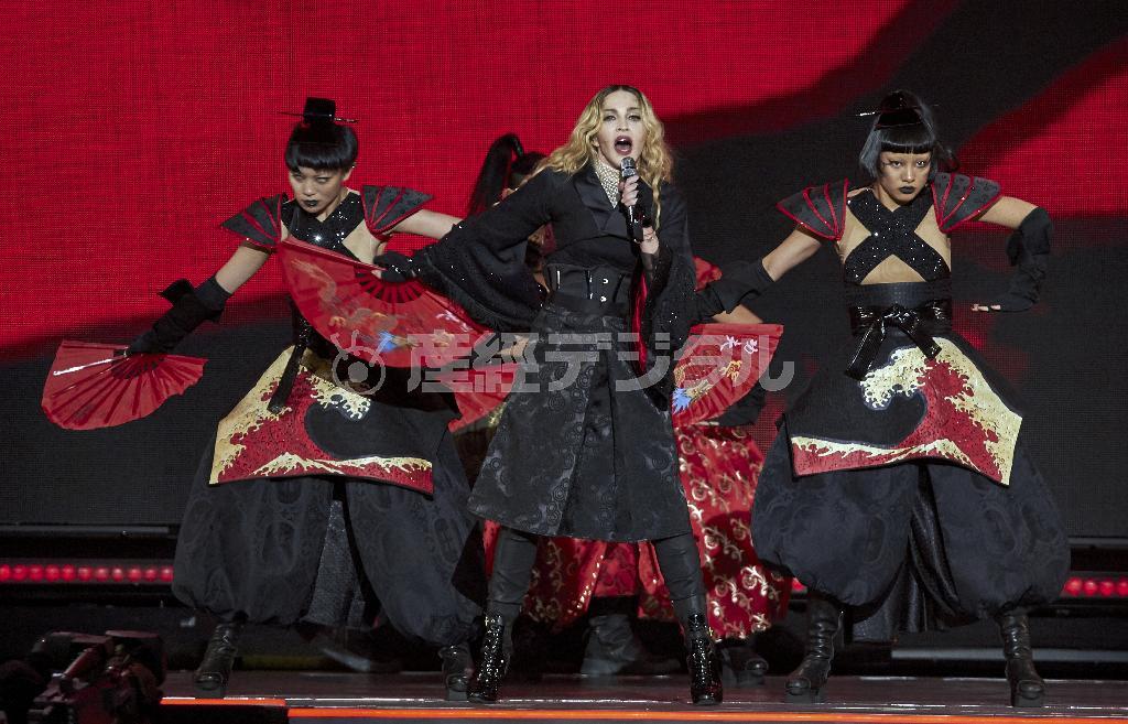 世界的人気歌手、マドンナさん（中央）＝２０１５年９月１６日、米ニューヨーク（ＡＰ）