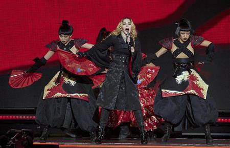 世界的人気歌手、マドンナさん（中央）＝２０１５年９月１６日、米ニューヨーク（ＡＰ）