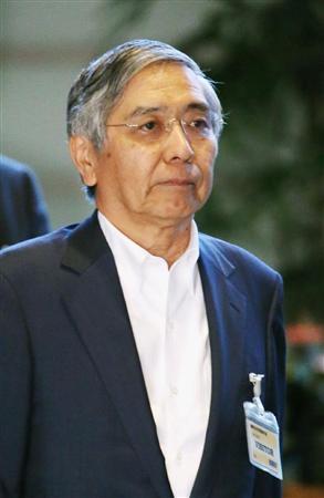 月例経済報告関係閣僚会議に向かう日銀の黒田東彦総裁＝２５日、首相官邸