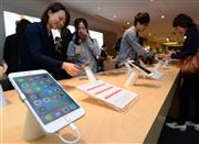 米アップルのスマートフォン「ｉＰｈｏｎｅ６ｓ」「ｉＰｈｏｎｅ６ｓ Ｐｌｕｓ」の発売が開始された＝２５日午後、東京都千代田区のドコモショップ丸の内店（鴨川一也撮影）