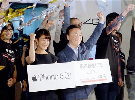 新型スマートフォン「アイフォーン６ｓ」と「６ｓプラス」の発売セレモニーでボードを手にするＮＴＴドコモの加藤薫社長（前列右）と女優の高畑充希さん（同左）＝２５日午前、東京・有楽町