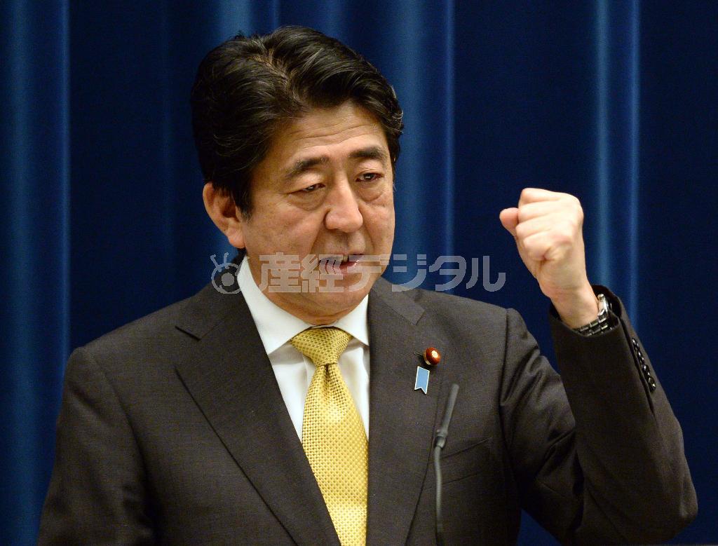 事実上の通常国会閉幕を受け、記者会見する安倍晋三（しんぞう）首相＝２０１５年９月２５日午後、首相官邸（酒巻俊介撮影）