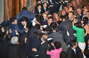 参院平和安全法制特別委員会で可決された安保法案。鴻池祥肇（こうのいけ・よしただ）委員長に詰め寄る野党議員ら＝２０１５年９月１７日午後、国会・参院第１委員会室（斎藤良雄撮影）