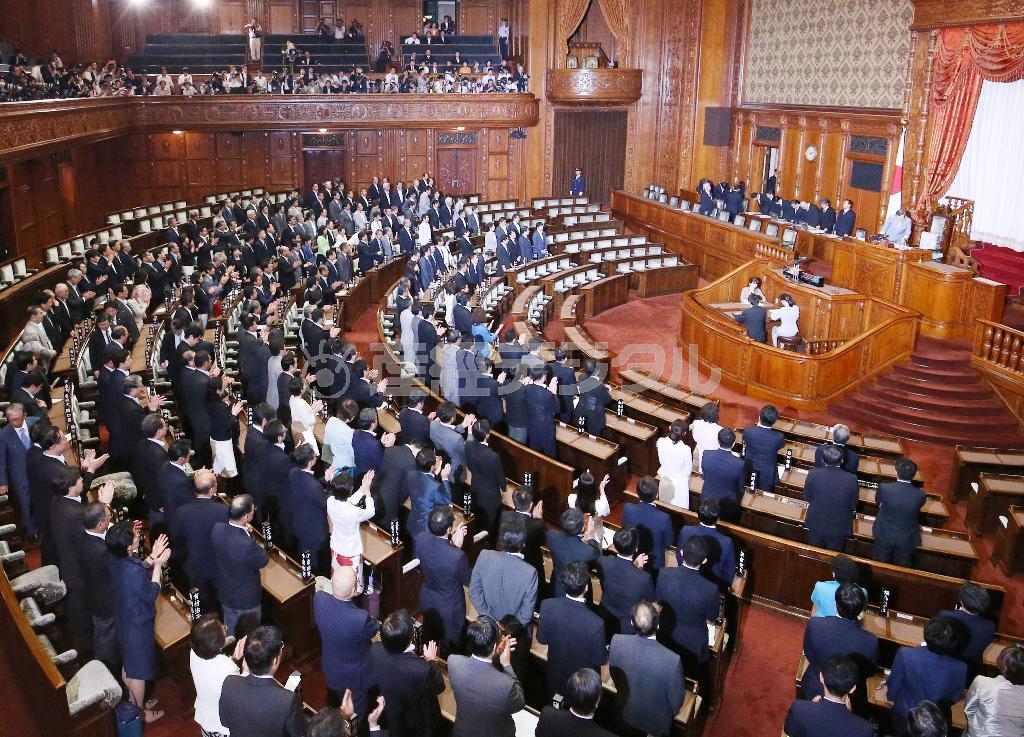 安全保障関連法案を可決した参院本会議＝２０１５年９月１９日未明、国会（福島範和撮影）
