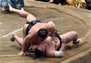 稀勢の里（きせのさと、左）に寄り倒された照ノ富士＝２０１５年９月２５日、東京都墨田区の両国国技館（今井正人撮影）