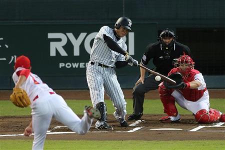 一回、本塁打を放つ阪神・福留孝介＝２０１５年９月２５日、広島県広島市南区のマツダスタジアム（安部光翁撮影）