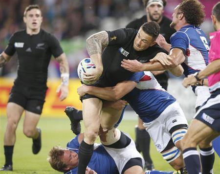ナミビア戦の前半、トライにつながるパスを出すニュージーランドのビル・ウィリアムズ（中央）＝２０１５年９月２４日、英国・首都ロンドン（共同）