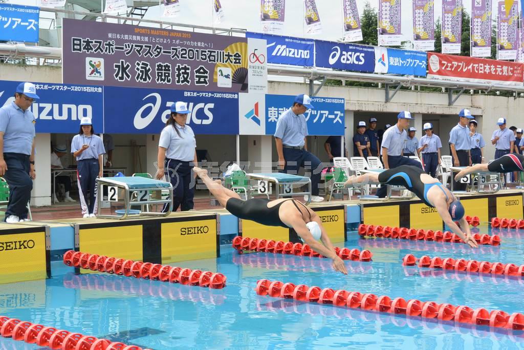石川県金沢市営総合プールで開かれた「日本スポーツマスターズ＿水泳競技」＝２０１５年８月２９日（日本体育協会提供）