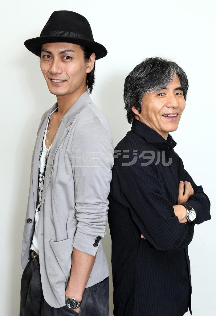 人気劇作家で「ＮＨＫの大河ドラマを書いてみたい」という中島かずきさん（右）と「いつか劇団☆新感線の舞台に出たい」という加藤和樹さん＝２０１５年９月１８日、東京都新宿区（野村成次撮影）