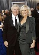 米女優、グレン・クローズさん（右）と夫で米投資家のデービッド・ショーさん＝２０１２年２月２６日、米カリフォルニア州ロサンゼルス（ＡＰ）