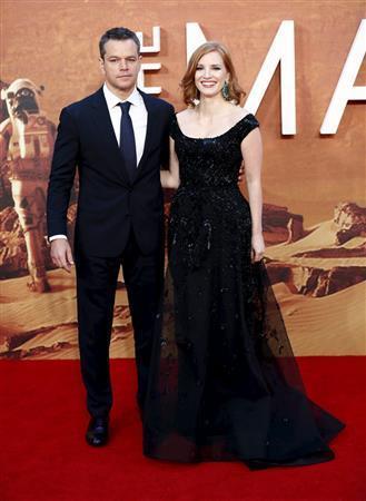 米俳優、マット・デイモンさん（左）と米女優、ジェシカ・チャステインさん＝２０１５年９月２４日、英国・首都ロンドン（ロイター）