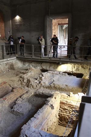 １５４２年にリザ・ゲラルディーニが埋葬されたとされる伊中部フィレンツェの修道院＝２０１５年９月２４日、イタリア・トスカーナ州フィレンツェ（ＡＰ）