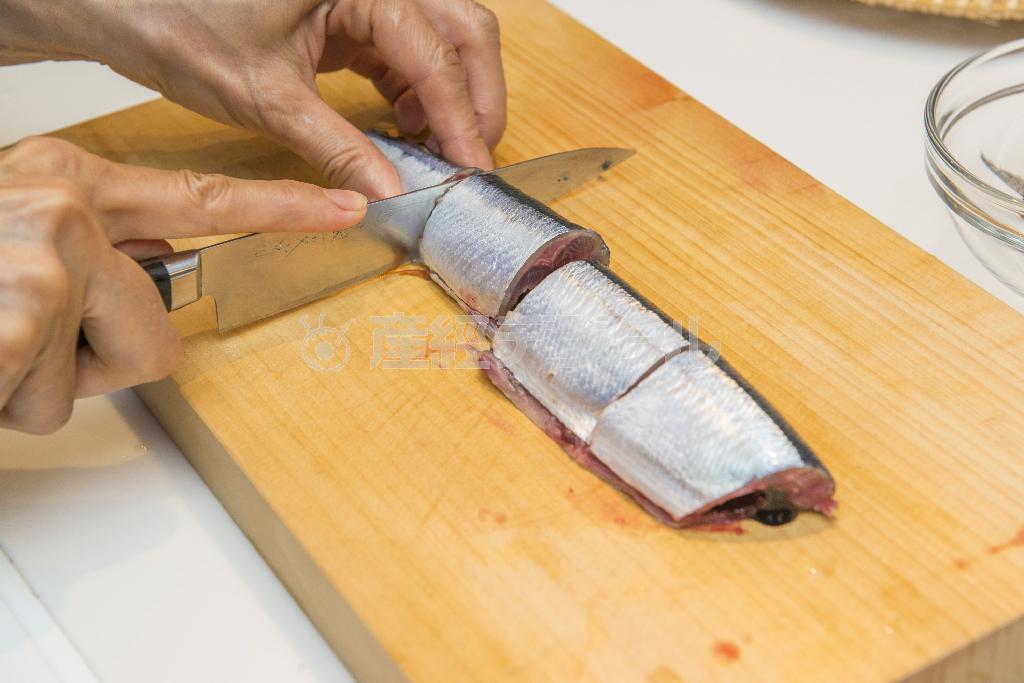 サンマの煮物。煮物や揚げ物は、頭と内臓を落として筒切りに（松下二郎さん撮影）