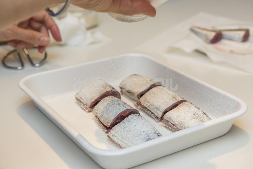 サンマの煮物。粉を振ることで皮を保護する（松下二郎さん撮影）