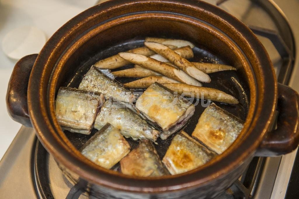 サンマの煮物。ゴボウの食感をいかすため、蓋をしない（松下二郎さん撮影）