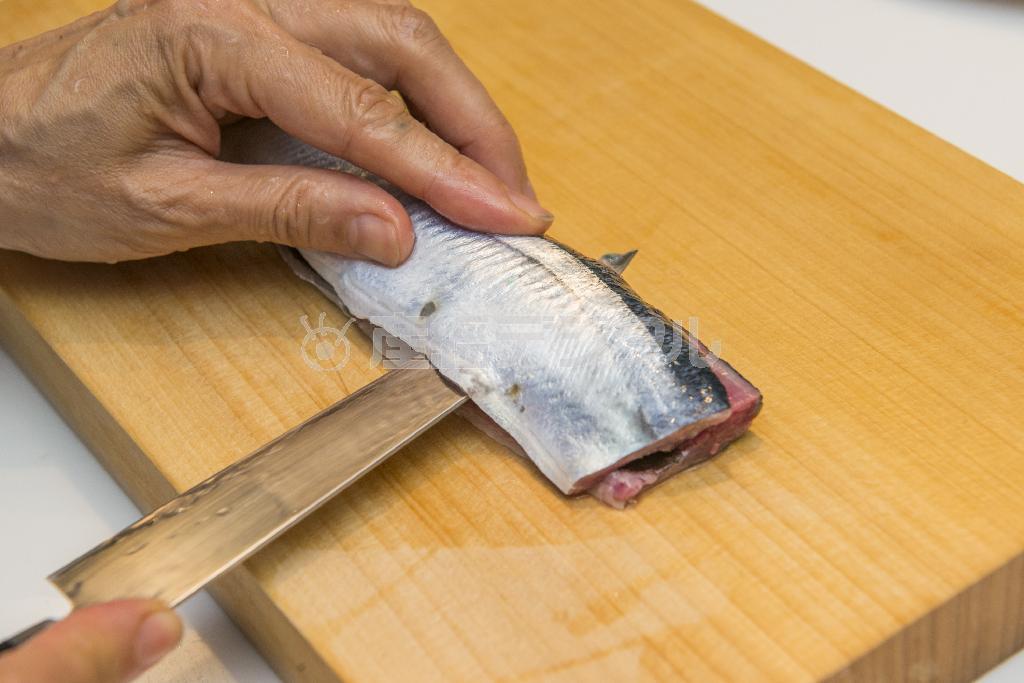 サンマの三枚おろしでグリルサラダ。三枚おろしは頭から尻尾の方向へと刃を入れる（松下二郎さん撮影）