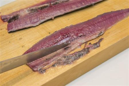 サンマの三枚おろしでグリルサラダ。腹側の黒い部分をこそげおとすと仕上がりがきれいになる（松下二郎さん撮影）