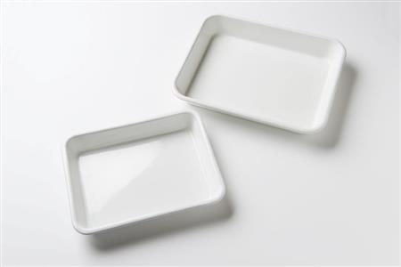 野田琺瑯のバット。食材ににおいが移らないほうろう製のバット（野田琺瑯提供）