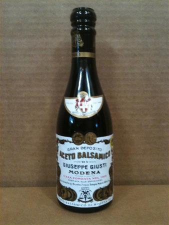 ジュゼッペ・ジュスティのバルサミコ。「黄金の液体」と称されるアチェート・バルサミコ（稲垣商店提供）