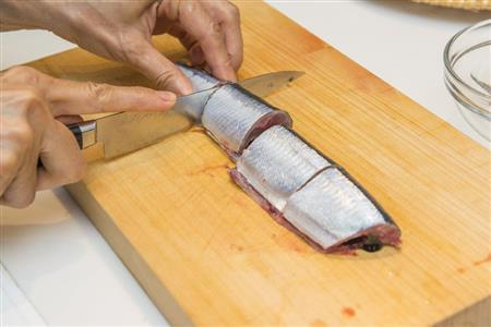 サンマの煮物。煮物や揚げ物は、頭と内臓を落として筒切りに（松下二郎さん撮影）