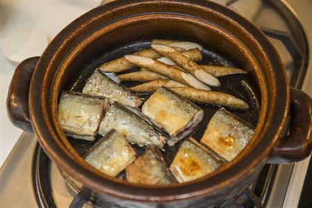 サンマの煮物。ゴボウの食感をいかすため、蓋をしない（松下二郎さん撮影）