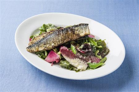 サンマの三枚おろしでグリルサラダ（松下二郎さん撮影）