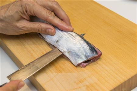 サンマの三枚おろしでグリルサラダ。三枚おろしは頭から尻尾の方向へと刃を入れる（松下二郎さん撮影）