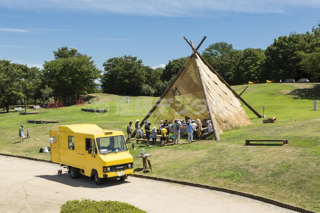 アート作品と食がコラボレーションする「潟るカフェ」。黄色いキッチンカーで、メインフィールドの４つの潟などを巡りながら（３週間ごと）、潟の食材や潟周辺地域で採れた食材を使ったメニューを土日限定（営業時間：１１～１５時）で提供する。建築家・金野千恵によるカフェの設えの中で、新潟の食を堪能する。また、カフェの設えは各潟によって形を変えていく移動アートとして楽しむことができる＝２０１５年８月９日（中村脩さん撮影、提供写真）